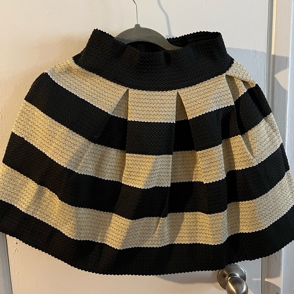 NWT  XHILARATION black and gold skirt. - Picture 2 of 4